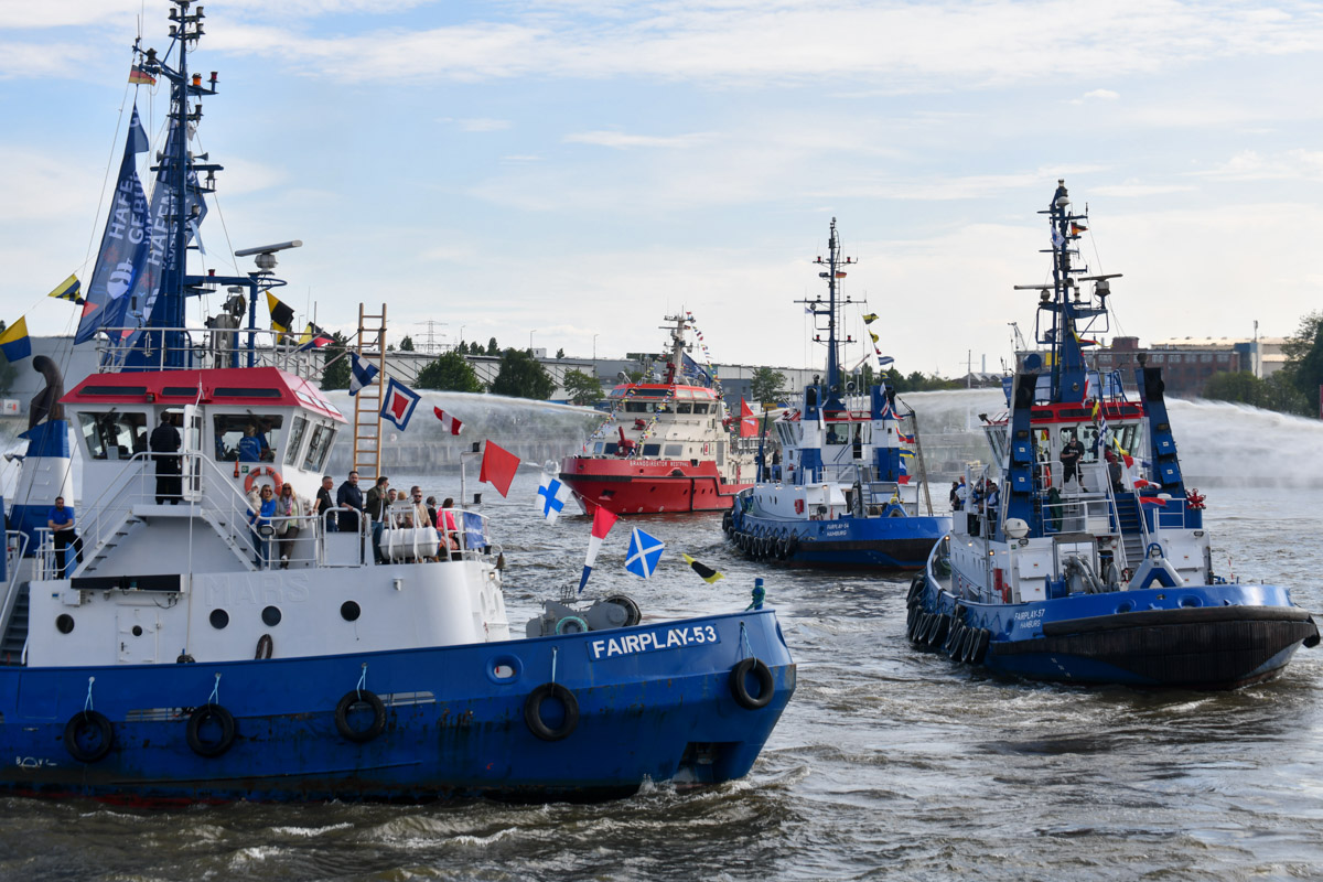 Schlepperballett auf der Elbe