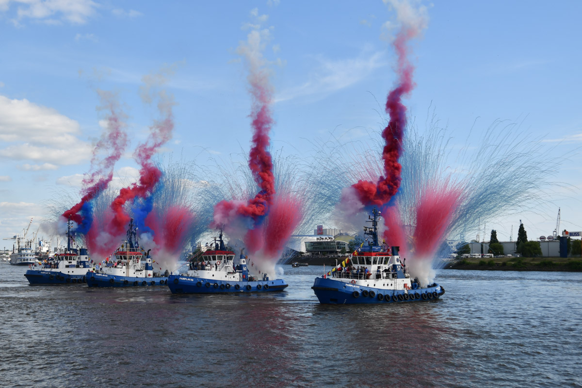 Schlepper mit bunten Rauchfontänen