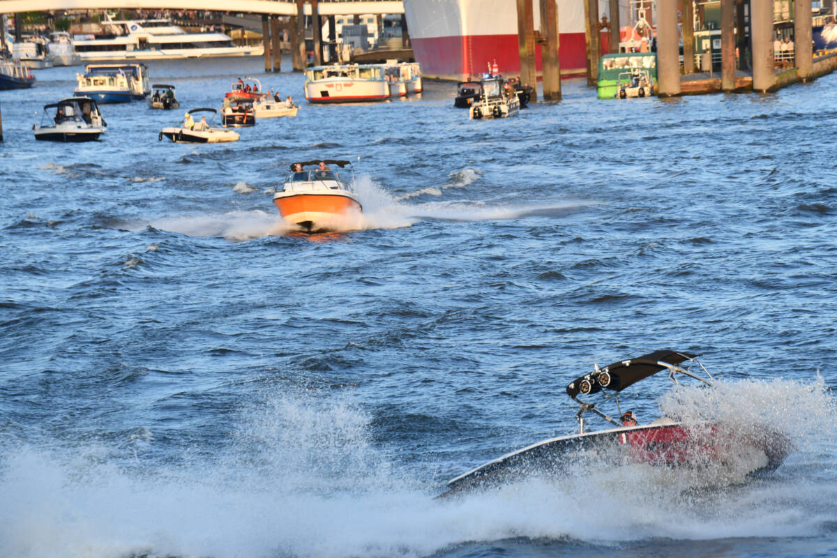 Wasserski-Show auf der Elbe