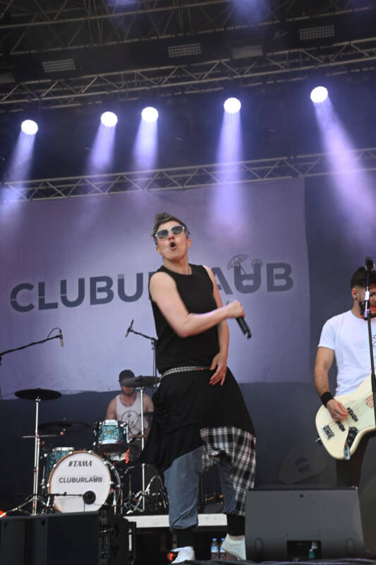 Konzert der Band Cluburlaub im Hochformat