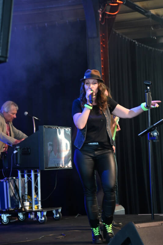 Konzert auf der Bühne im Hochformat