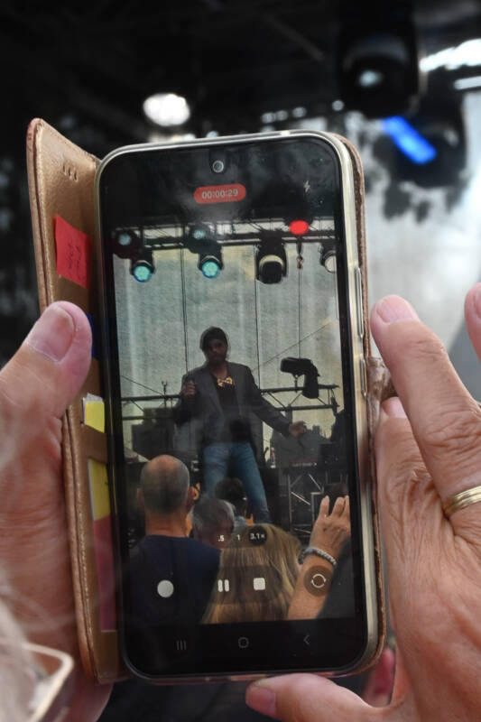 Handykamera beim Konzert im Hochformat