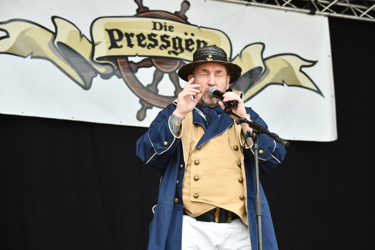 Auftritt der Gruppe Die Pressgäng