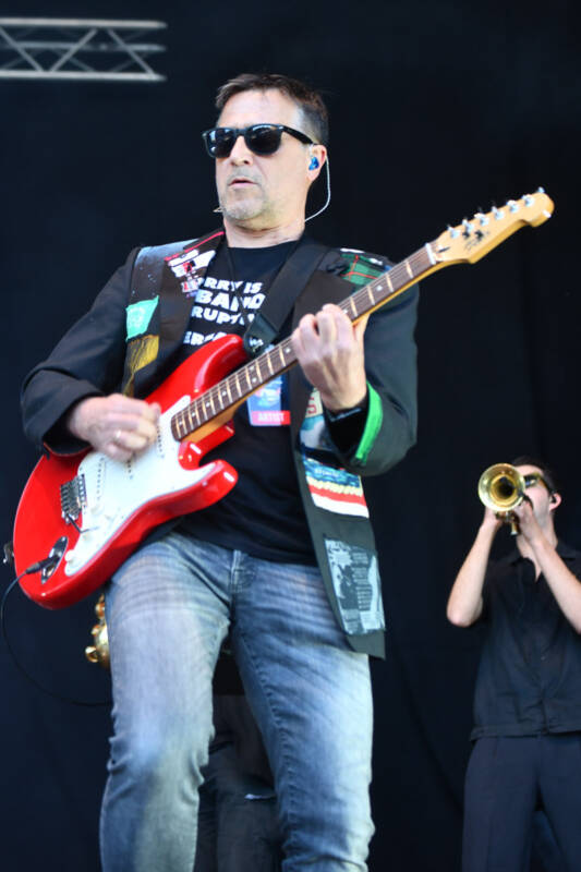 Konzert der Band Ska Ramanga im Hochformat
