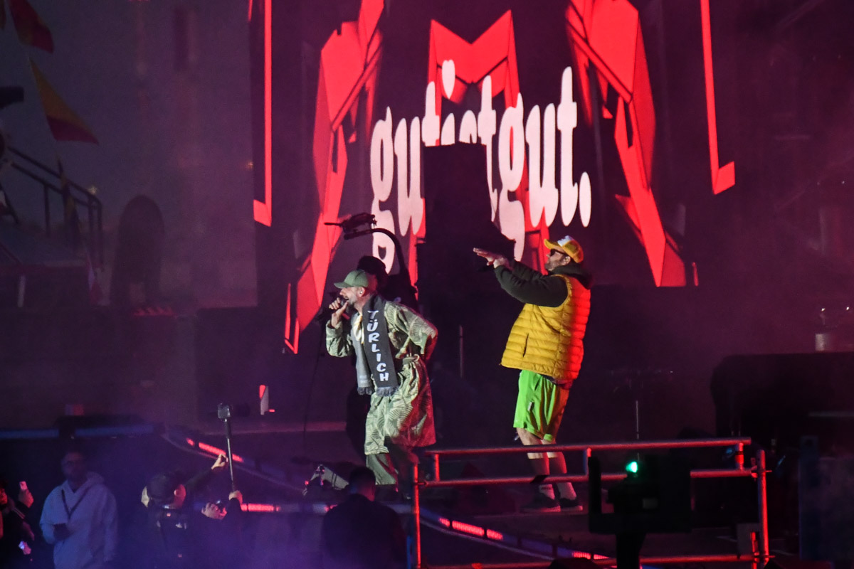 Show mit Rapper auf der Bühne