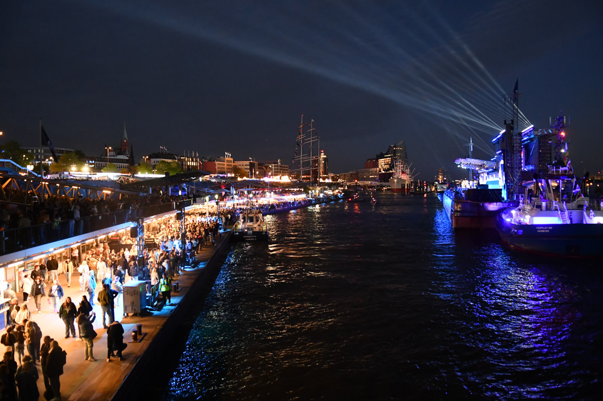 Hafen am Abend mit Lichtern