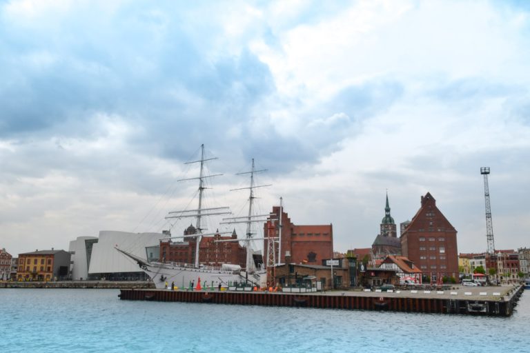Stralsunder Hafen mit Ozeaneum und Kirchtürmen