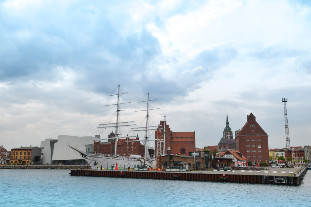 Stralsunder Hafen mit Ozeaneum und Kirchtürmen