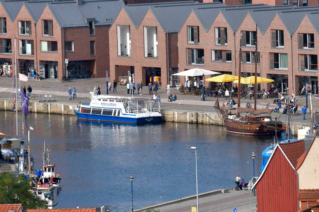 Häuser am Alten Hafen mit Ausflugsschiff