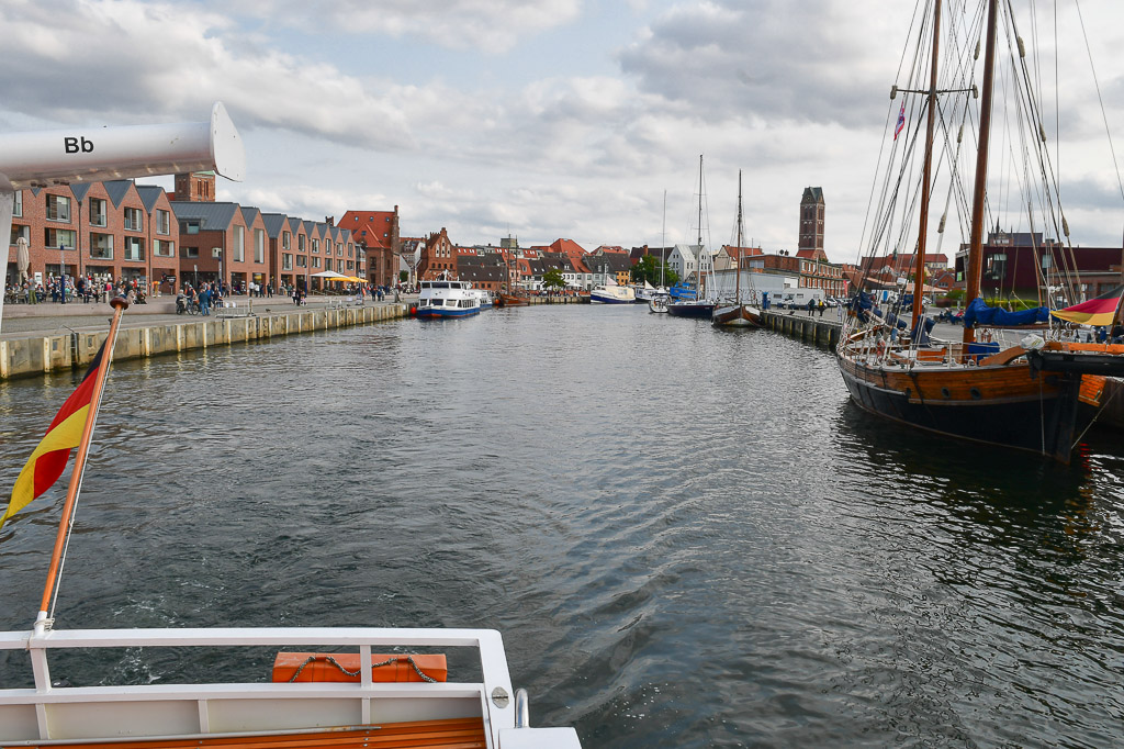 Segelschiff im Alten Hafen mit Flagge