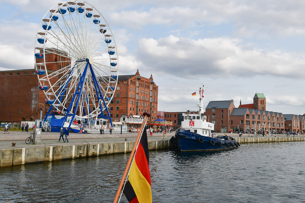 Alter Hafen mit Riesenrad und Schlepper