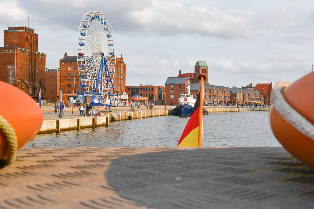 Boje und Riesenrad am Hafen