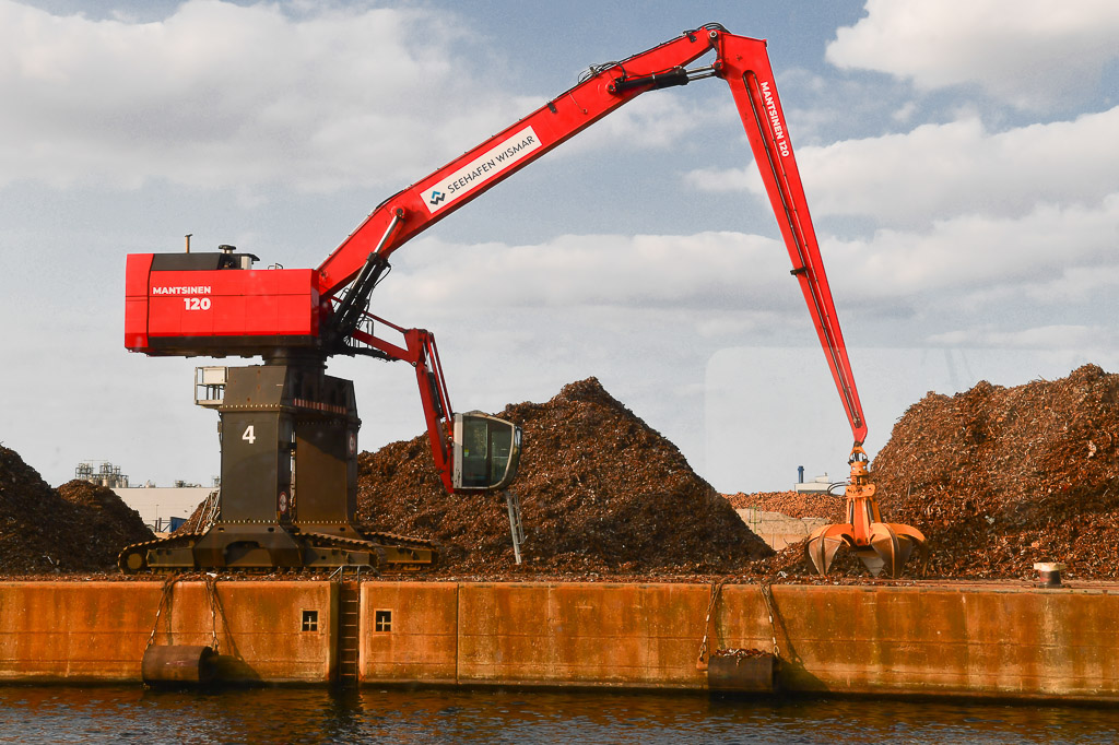 Roter Bagger am Hafenbecken