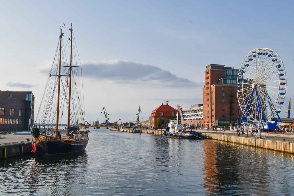 Segelschiff und Riesenrad im Hafen