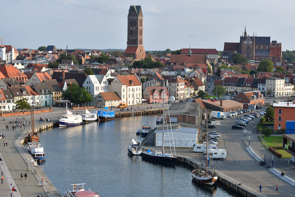 Blick auf Wismar und St.-Nikolai-Kirche vom Hafen
