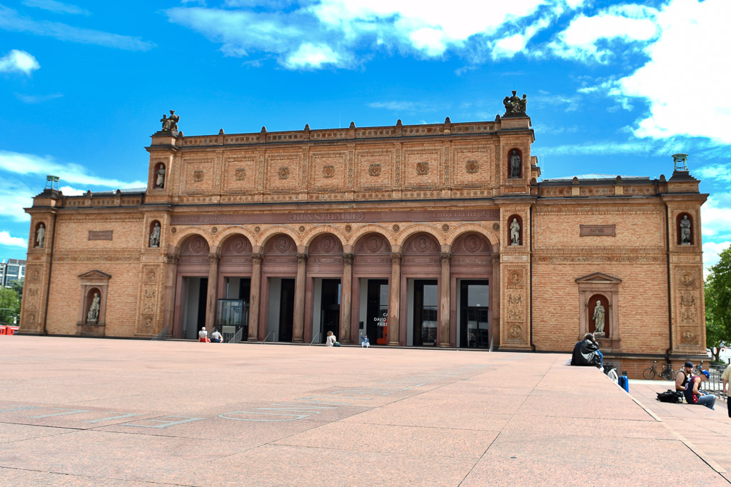 Fassade der Kunsthalle mit Vorplatz