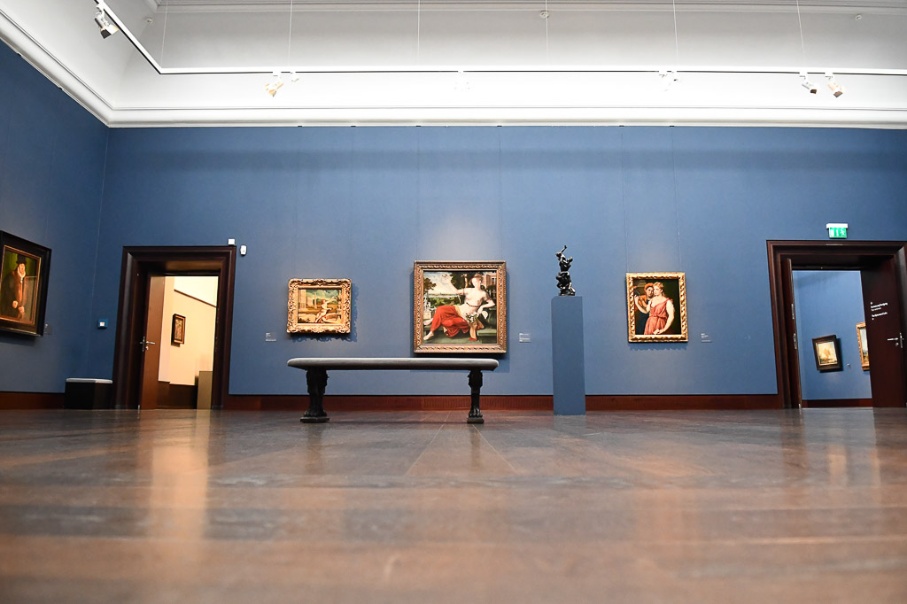 Ausstellungssaal mit blauen Wänden