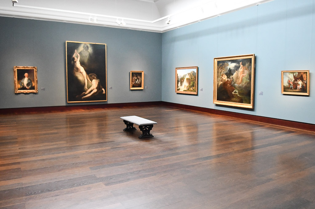 Ausstellungssaal mit Gemälden