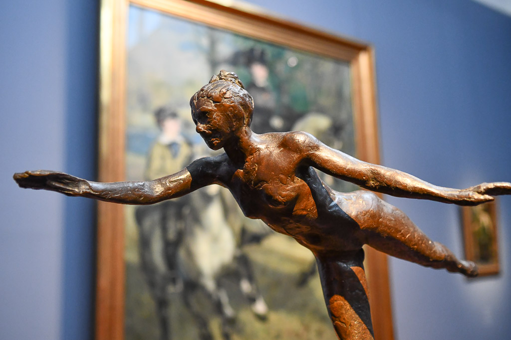 Bronzeskulptur vor einem Gemälde