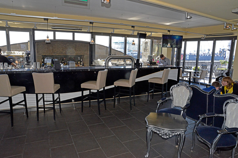 Bar mit Barhockern