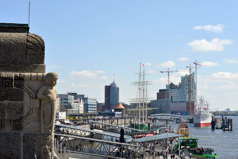 Blick auf den Hafen mit Elbphilharmonie