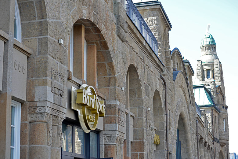 Fassade des Hauses an den Landungsbrücken