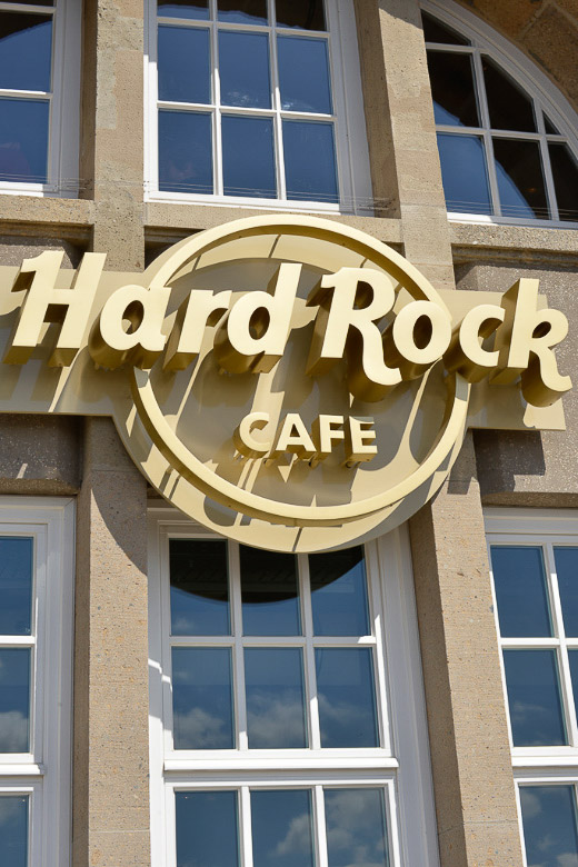 Hard-Rock-Cafe-Logo an der Fassade im Hochformat