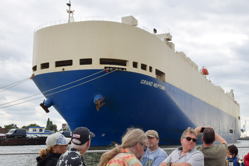 Autotransporter im Hafen