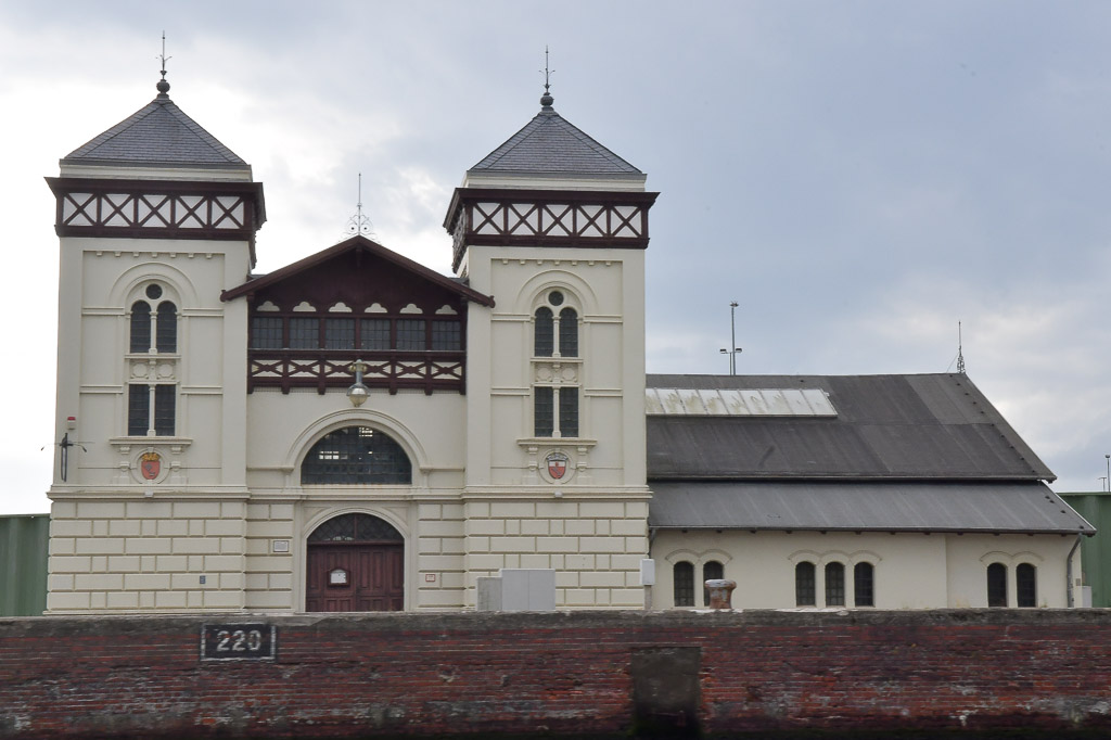 Gebäude am Hafen mit zwei Türmen