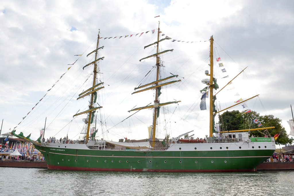Grüner Dreimaster mit Flaggen
