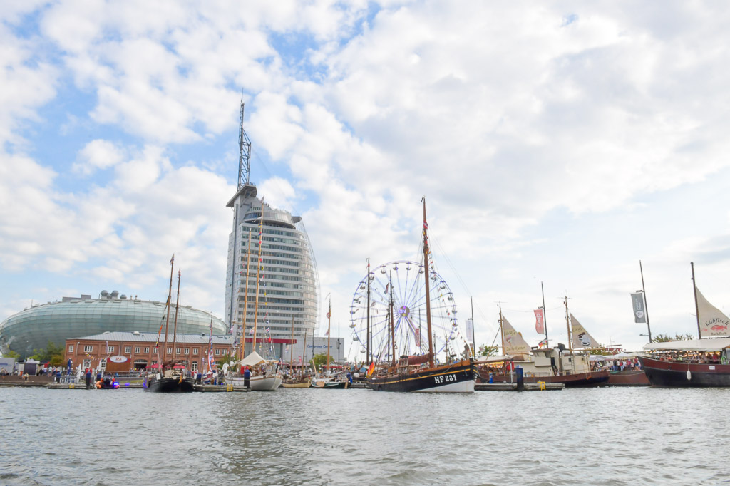 Neuer Hafen mit Sail City und Schiffen