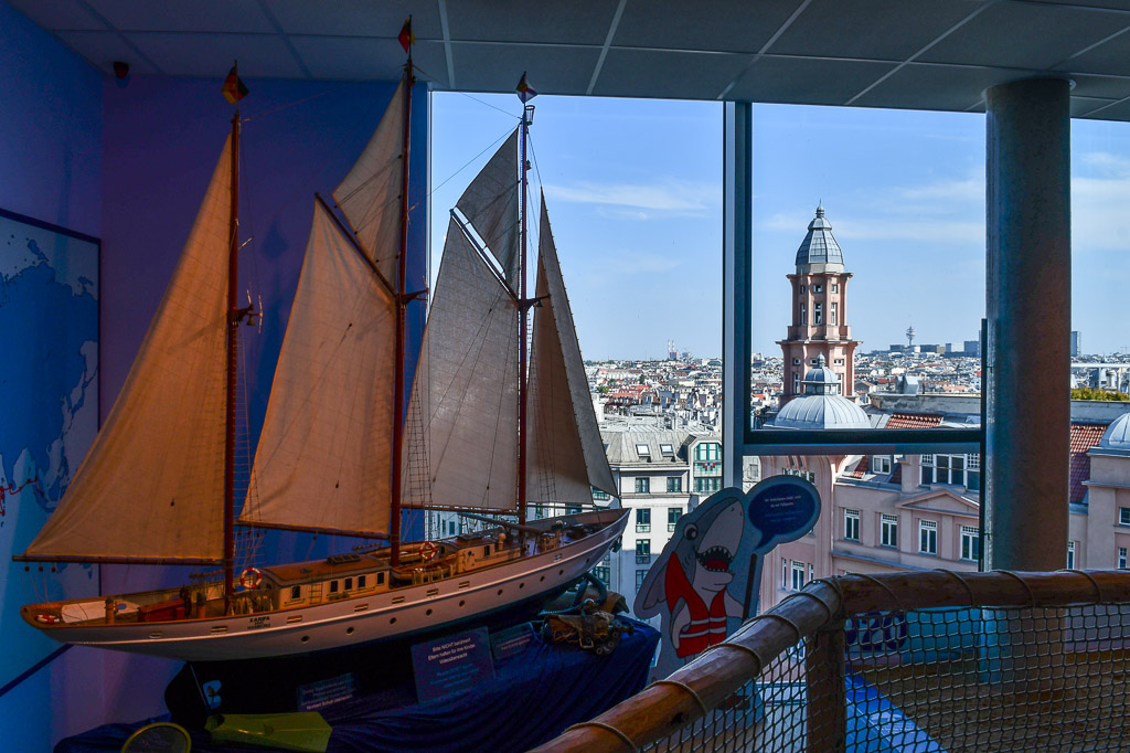 Schiffsmodell vor dem Fenster in der Ausstellung