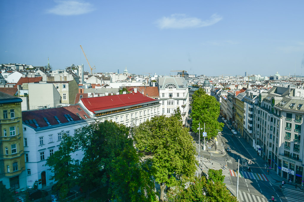 Straße und Dächer von oben