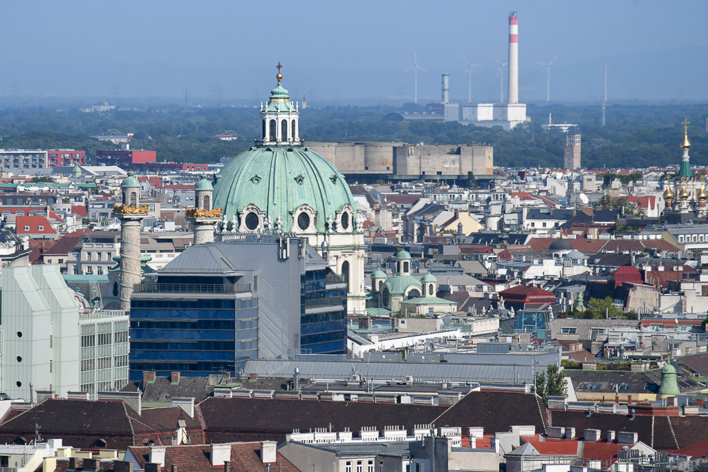 Blick auf Karlskirche und Dächer