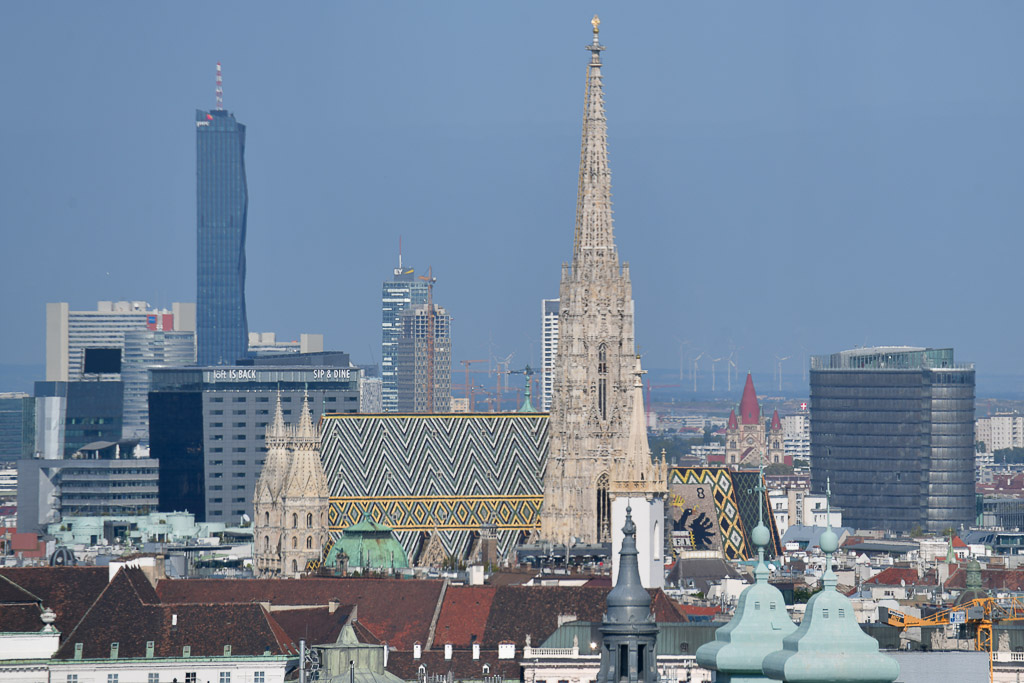 Blick auf Stephansdom und Hochhäuser