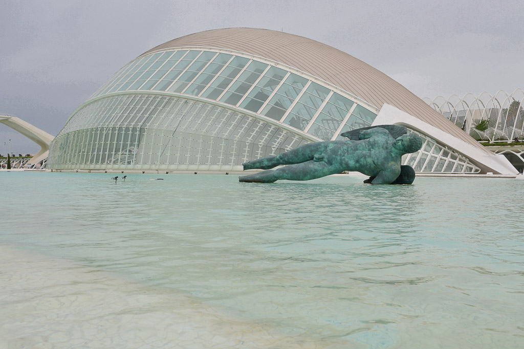 Hemisfèric mit einer Skulptur im Wasser