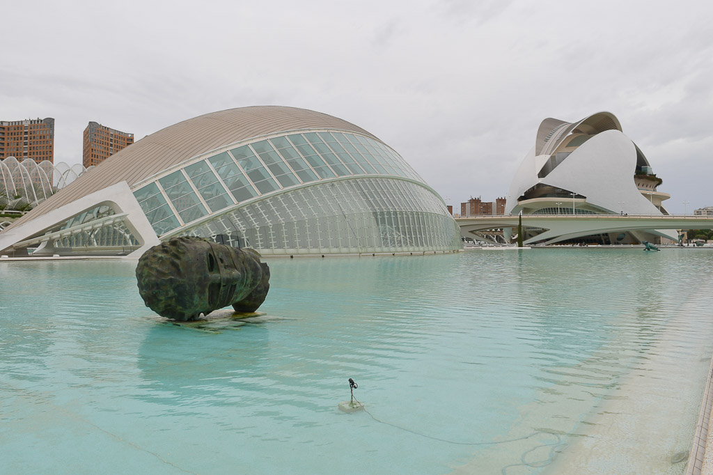 Hemisfèric mit einer runden Skulptur im Wasser