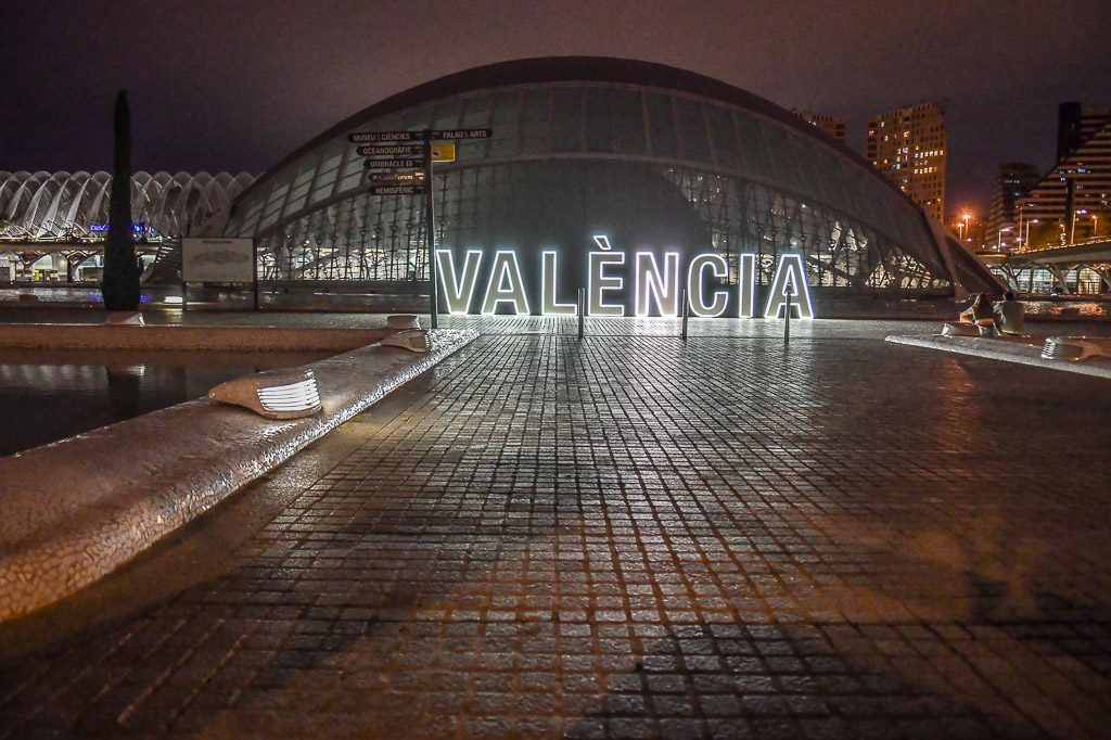 Schriftzug València am Wasser bei Nacht