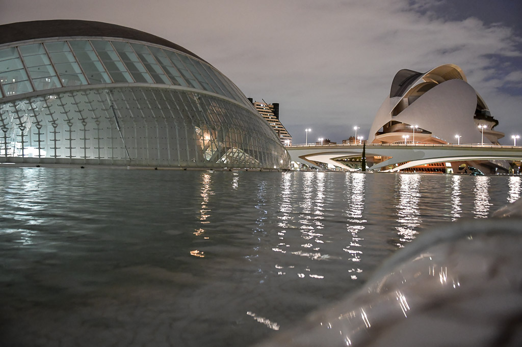 Hemisfèric am Abend im Wasser gespiegelt