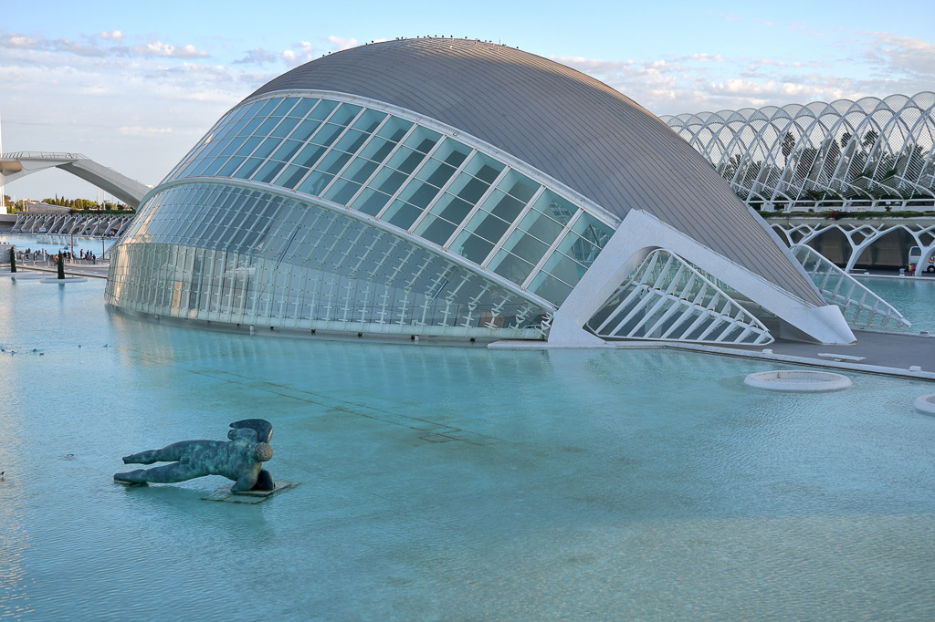 Hemisfèric mit einer Skulptur im Wasser von der Seite