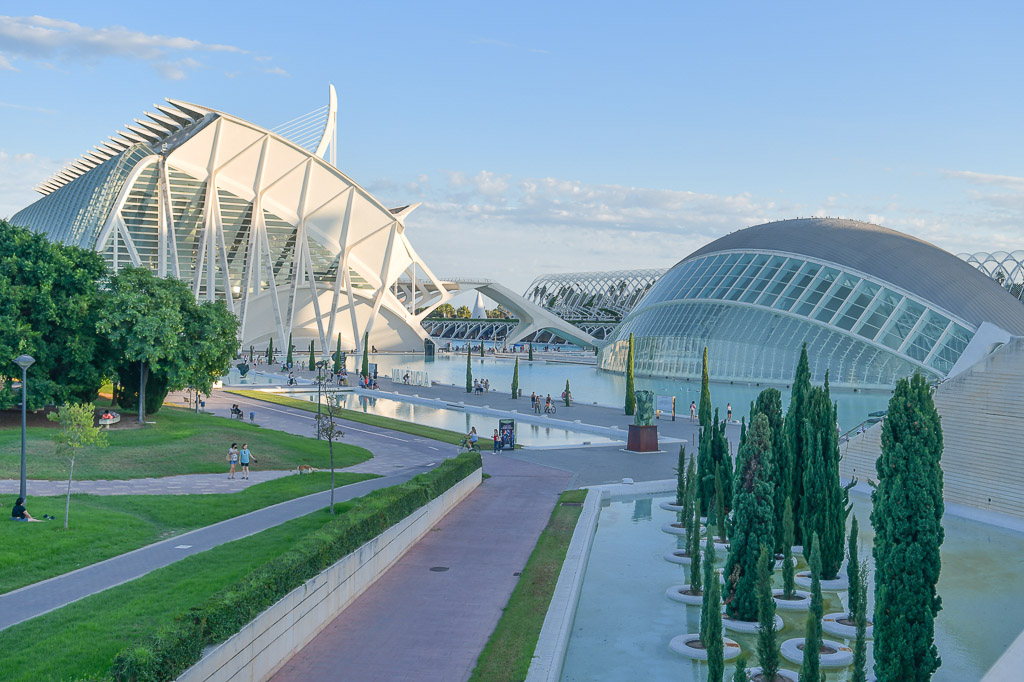 Park mit Blick auf Hemisfèric und Wissenschaftsmuseum