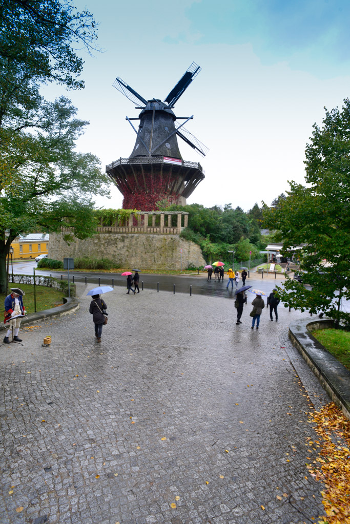 Historische Mühle am Weg