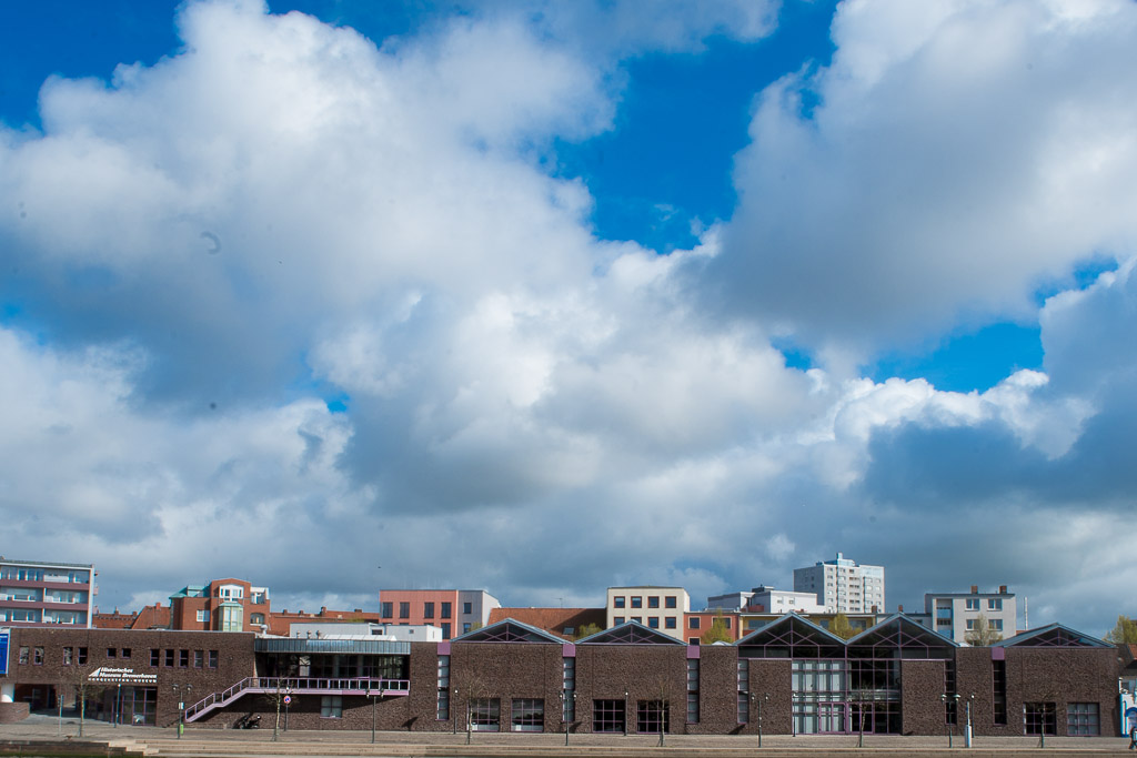 Backsteinfassade unter Wolkenhimmel