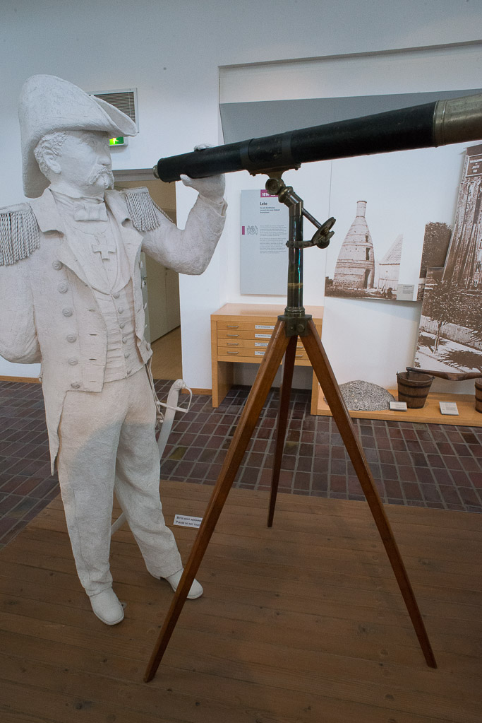 Figur am Fernrohr im Hochformat