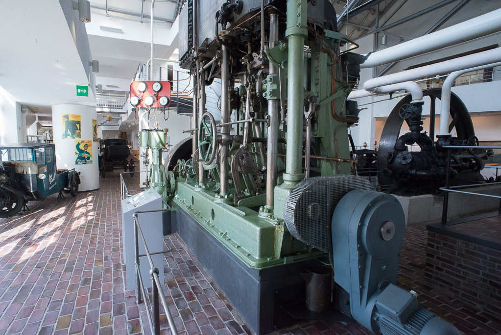 Dampfmaschine in der Halle