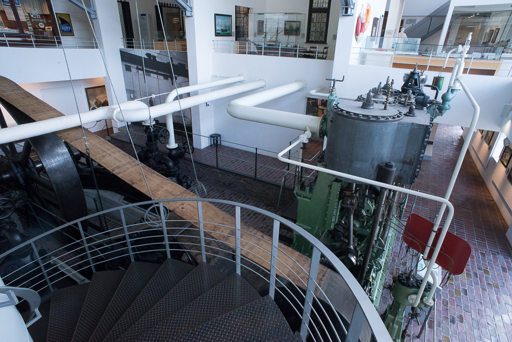 Maschinenhalle mit Treppe