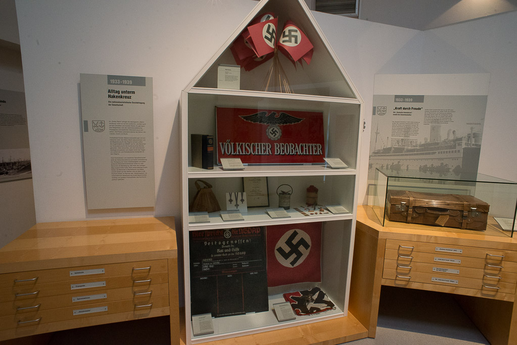 Vitrine mit Requisiten aus der Zeit des Nationalsozialismus