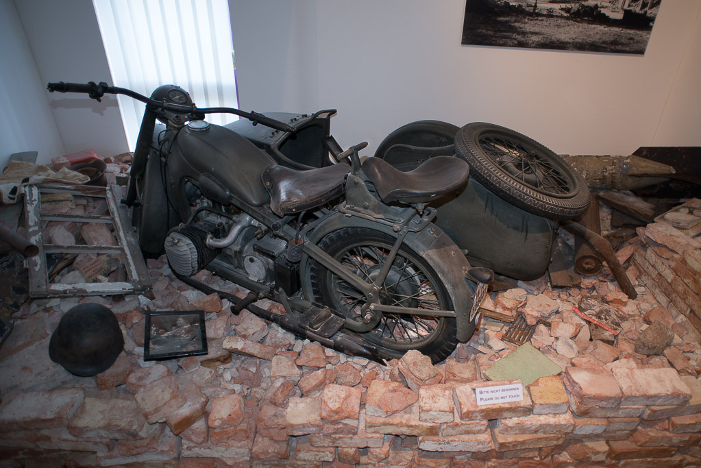 Trümmerszene mit Motorrad