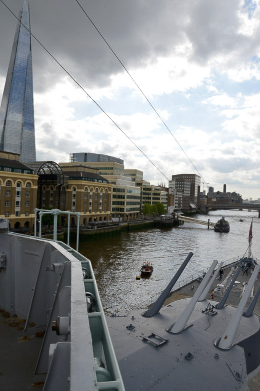 Blick vom Deck auf die Themse und The Shard im Hochformat
