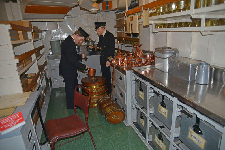 Schiffsküche mit Figuren